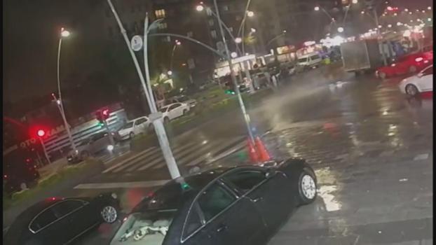Esenler’de kayganlaşan yolda sürüklenen motosikletin kamyona çarptığı kaza kamerada