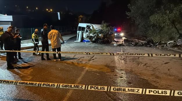 Minibüs trafik tabelası, elektrik direği ve ağaca çarptı: 6 yaralı