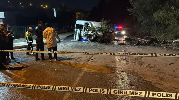 Minibüs trafik tabelası, elektrik direği ve ağaca çarptı: 6 yaralı