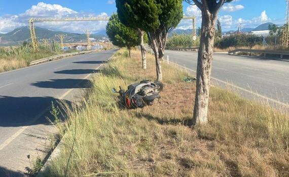 Motosiklet refüje devrildi, sürücü yaralandı