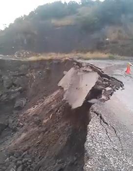 Tokat'ta heyelan; köy yolunun çökme anı kamerada