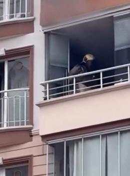 Yanan dairede mahsur kalan anne ve oğlu kurtarıldı