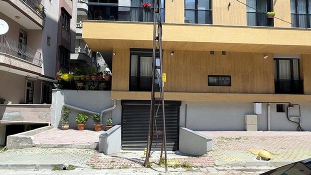 Avcılar’da bina önündeki elektrik direği kaldırılmayınca kullanılmayan garaj depoya çevrildi
