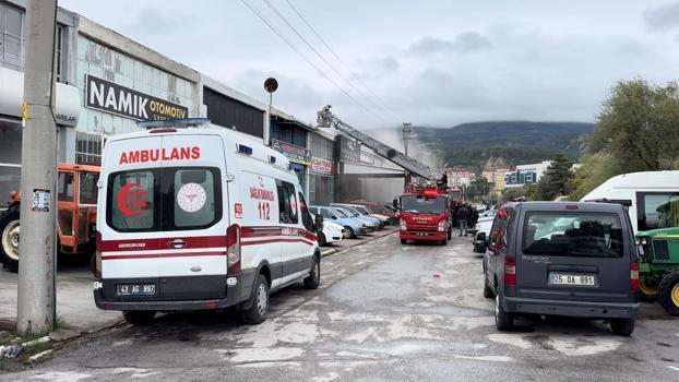 Kütahya'da oto galerinin çatısı yandı