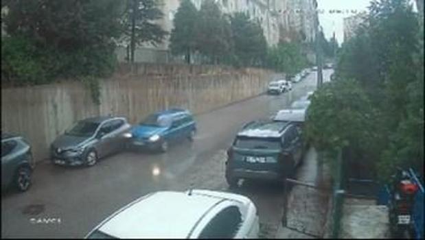 Otomobilin park halindeki araca çarpıp ters döndüğü kaza kamerada