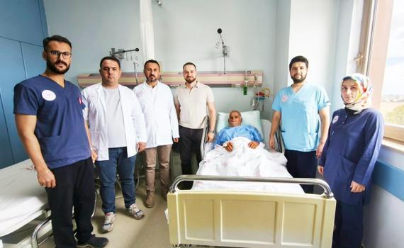 82 yaşındaki hastanın mesanesinden 42 parça taş çıkarıldı