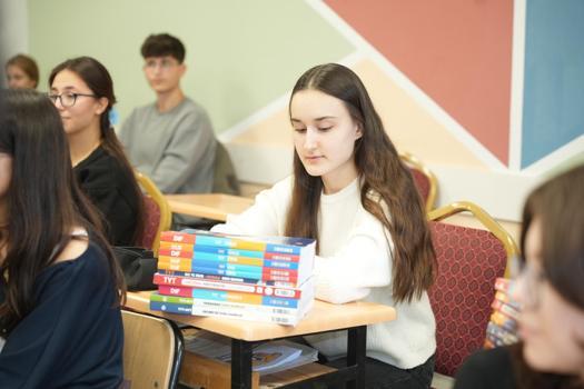 Yenişehir’de üniversite adaylarına 3 bin kitap desteği