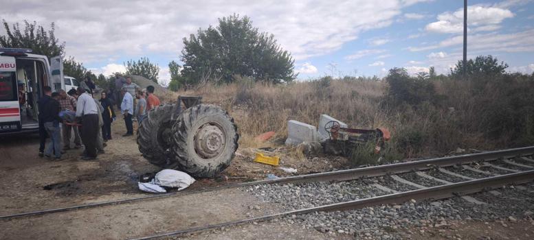 Yük treni, traktöre çarptı; işitme engelli sürücü yaralandı