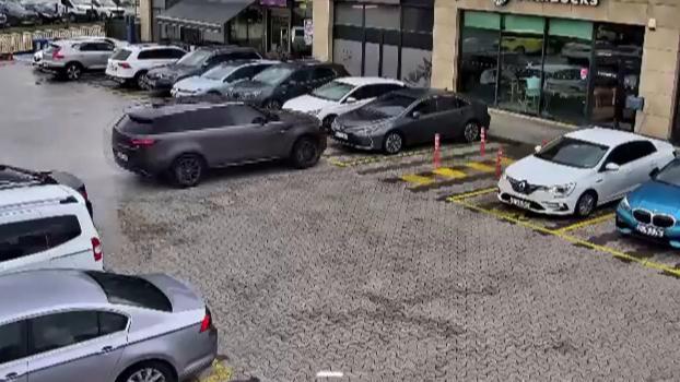 Çekmeköy’de sürücü fren yerine gaza bastı; cip çarptığı otomobille kafeye girdi