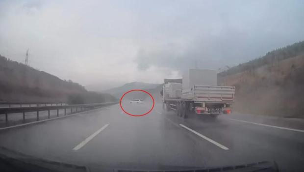 Otomobil kayganlaşan yolda bariyerlere çarptı