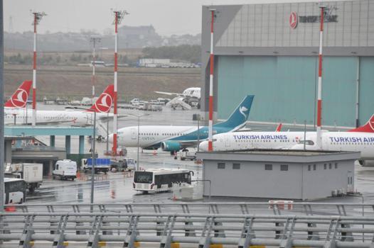 İstanbul Havalimanı'nda borcundan dolayı haczedilen İran havayolu şirketinin uçağının bekleyişi sürüyor