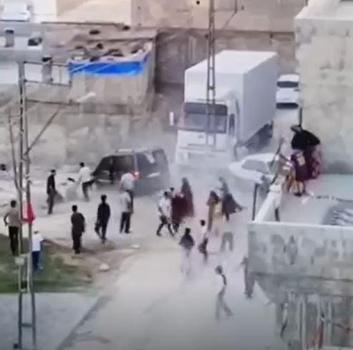 Kavgada kalabalığın arasına aracıyla daldı