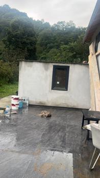 Çatı tamiri için çıktığı merdivenden düşen 65 yaşındaki adam ağır yaralandı