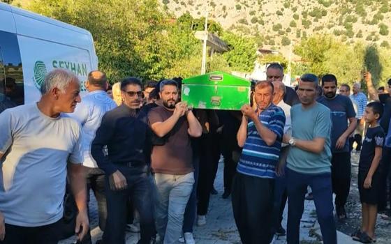 Otomobil ile çarpışan motosikletin sürücüsü öldü; kaza kamerada (2)