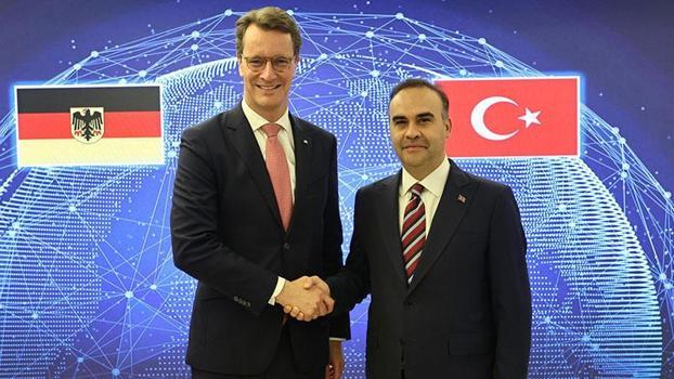 Bakan Kacır, Almanya’nın Kuzey Ren-Vestfalya Eyaleti Başbakanı Wüst ile bir araya geldi