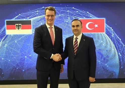 Bakan Kacır, Almanya’nın Kuzey Ren-Vestfalya Eyaleti Başbakanı Wüst ile bir araya geldi