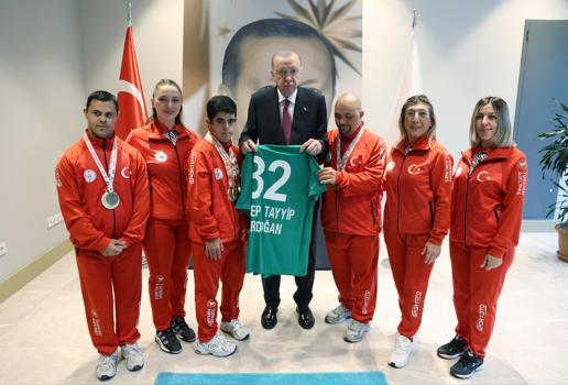 Cumhurbaşkanı Erdoğan, Türkiye Özel Sporcular Spor Federasyonu temsilcilerini kabul etti