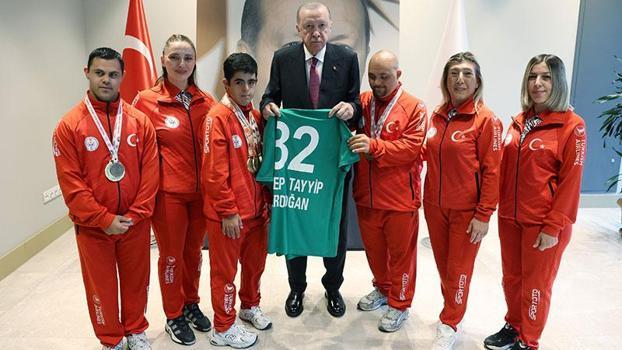 Cumhurbaşkanı Erdoğan, Türkiye Özel Sporcular Spor Federasyonu temsilcilerini kabul etti
