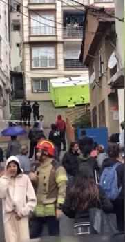 Kağıthane’de eşi 2 aydır eve gelmeyince çatıya çıktı; polis ikna etti