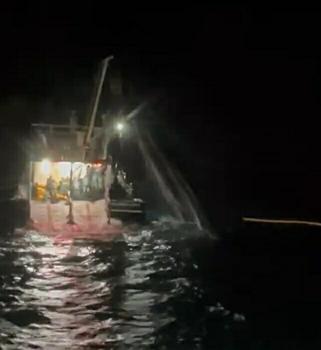 Fırtınaya yakalanan tekne sürüklendi, balıkçıların yardımına meslektaşları koştu