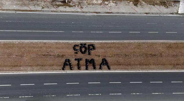 Belediye personeli topladığı çöplerden 'çöp atma' yazdı