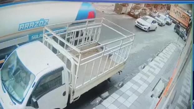 Bağcılar’da yokuştan kayan su tankeri otomobile ve elektrik direğine çarparak durabildi