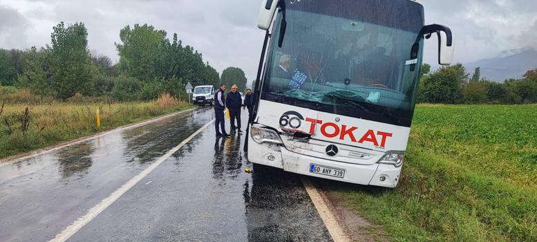 Yolcu otobüsü, kamyonete çarptı: 2 yaralı
