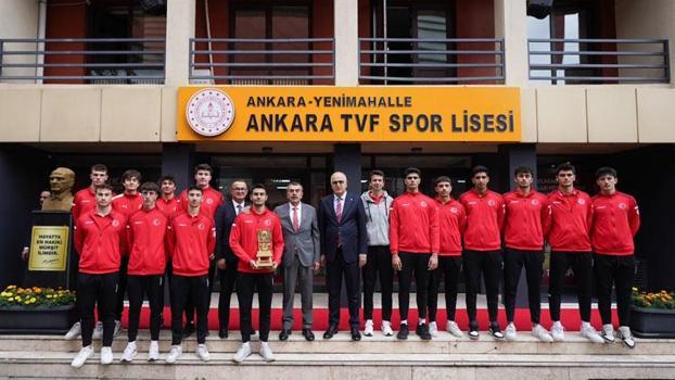 Bakan Tekin, Ankara TVF Spor Lisesi'ni ziyaret etti