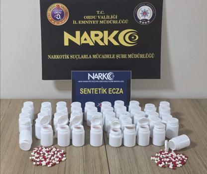 Otomobilde 3 bin 64 uyuşturucu hap ele geçirildi: 2 tutuklama
