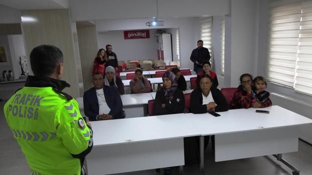 Atık toplayıcılarına Kızılay’dan trafik eğitimi