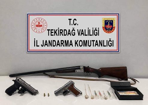 Evinde ruhsatsız silahlar ele geçen şüpheli gözaltında