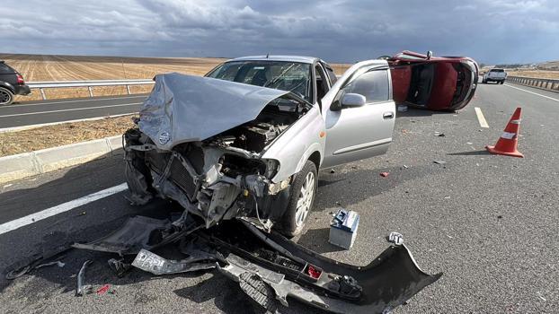 Kaza yapan otomobile başka otomobil çarpıp takla attı; 4 yaralı