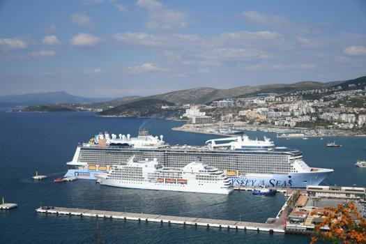 Kuşadası'na 2 kruvaziyerle denizden 4 bin 694 turist geldi
