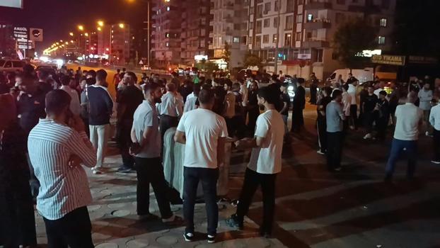Batman’da otomobilin çarptığı 2 kişi yaralandı; mahalleli yolu trafiğe kapattı