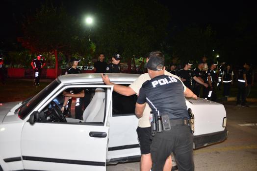 Adana'da dron destekli 'Huzur ve Güven' denetimi; aranması olan 66 kişi yakalandı