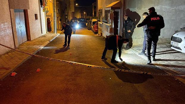 Husumetlisini evinin önünde pusu kurup silahla yaraladı