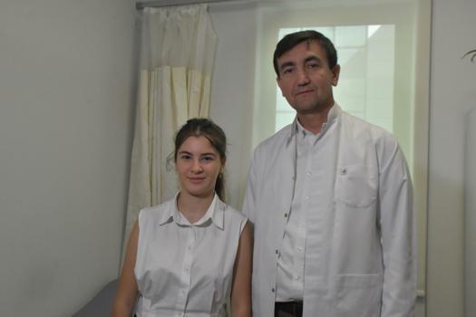 Boynundaki fazla kaburga ameliyatla alınan Alisya, piyanosuna kavuştu