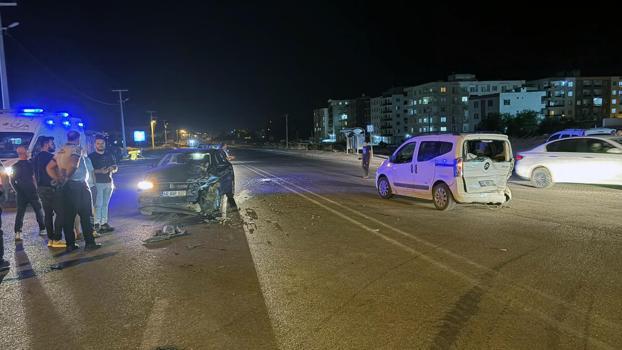 Derik'te hafif ticari araç ile otomobil çarpıştı: 3 yaralı