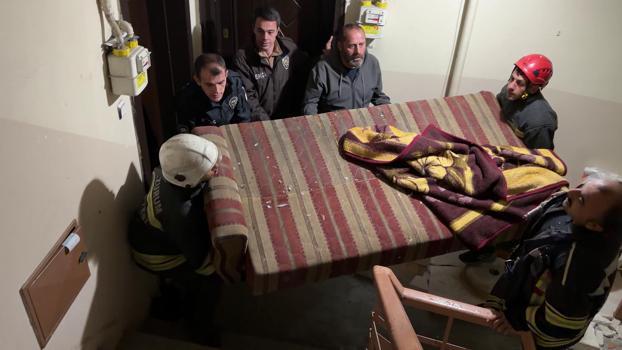 Hapis cezasıyla aranan firari çatıya kaçtı, itfaiye çekyatla önlem aldı