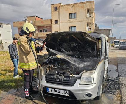 Mardin’de park halindeki hafif ticari araç yandı
