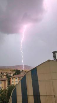 Siirt'te tarlaya yıldırımın düşme anı kamerada