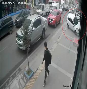 Otomobil, mobilya mağazasına çarptı
