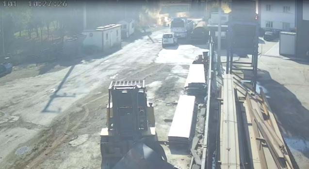İzmir'de metal fabrikasında patlama; 3'ü ağır, 7 yaralı (2)