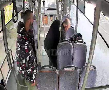 Midibüste epilepsi nöbeti geçiren yolcuya ilk müdahaleyi sürücüler yaptı; o anlar kamerada
