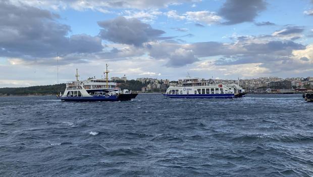 Gökçeada ve Bozcaada feribot seferlerine fırtına engeli