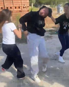 Çeşmede ıslatıp, yerde sürükleyerek darbettiler; liseli kızlar akran zorbalığını kaydettirdi