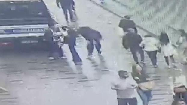 İstiklal Caddesi'nde cep telefonu çalan şüpheli suçüstü yakalandı; kapkaç kamerada