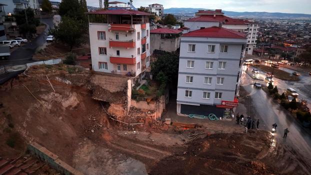 Kahramanmaraş’ta temel kazısında toprak kaydı, 2 bina boşaltıldı