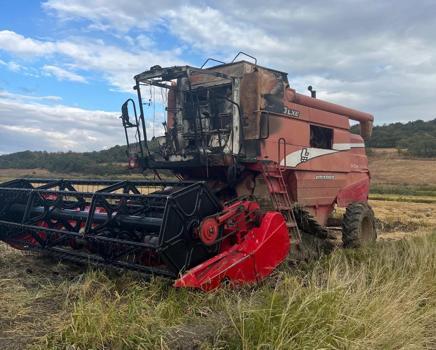 Edirne’de kooperatife ait biçerdöver yandı