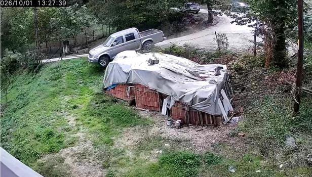 Otomobile çarpan kamyonetin bahçeye girdiği anlar kamerada